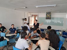 Carol e alunos no jogo.jpg