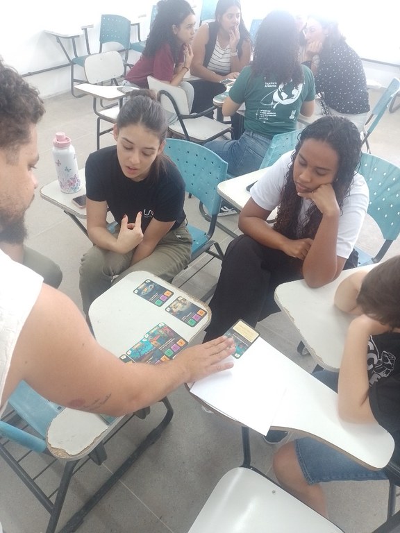 Felipe ensinando o jogo.jpg